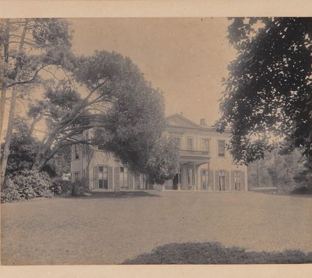 Photograph of Elizabeth Bay House showing front facade, part of kitchen wing and aviary (to left) and front lawn, printed by Freeman & Co, circa 1895